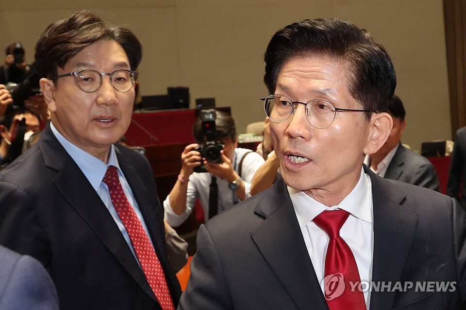 국민의힘 김문수 대선 후보가 9일 서울 여의도 국회에서 열린 의원총회에서 권영세 비상대책위원장이 단일화를 압박하는 발언 뒤 퇴장하자 항의하며 의총장을 나가고 있다. (서울=연합뉴스)