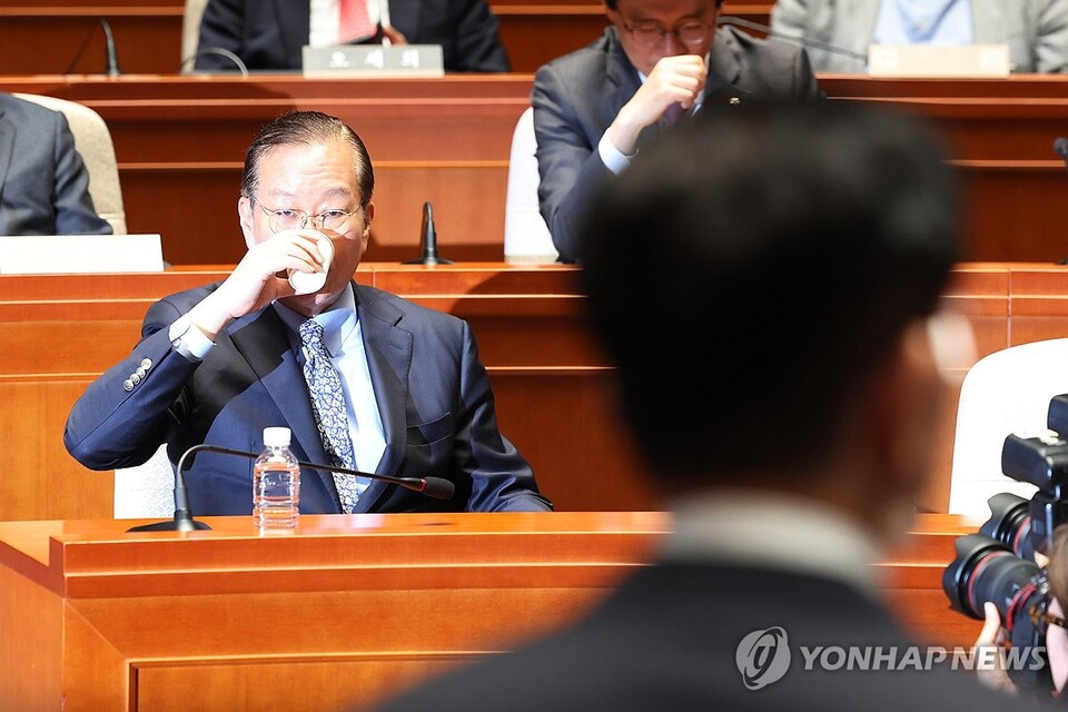 국민의힘 권영세 비상대책위원장이 9일 서울 여의도 국회에서 열린 의원총회에서 김문수 대선 후보의 '작심 발언'을 들으며 굳은 표정을 짓고 있다. (서울=연합뉴스)