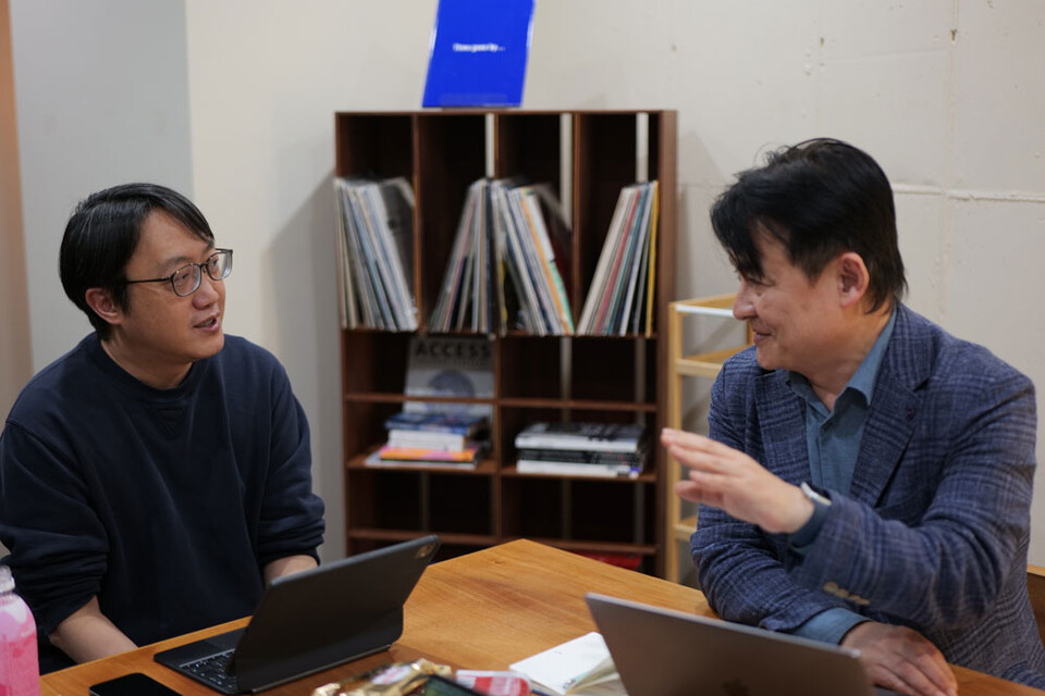 지난달 24일 서교동에서 진행한 인터뷰에서 대담 중인 권오현(왼쪽), 이병덕(오른쪽) 대표.