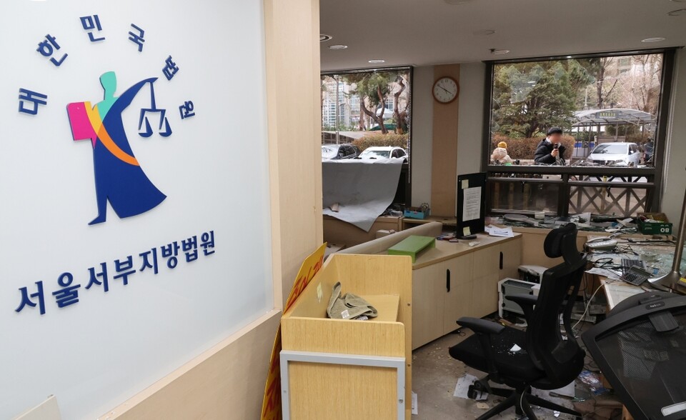 윤석열 대통령이 내란 우두머리 혐의로 구속되자 일부 윤 대통령 지지자들이 서울서부지방법원 내부로 난입해 불법폭력사태를 일으킨 19일 오후 서부지법 내부가 파손돼 있다 (사진=연합뉴스)