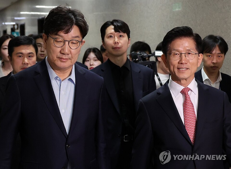 국민의힘 김문수 대선 후보가 11일 서울 여의도 국회에서 열린 의원총회에서 의원들과 기념 촬영을 한 후 권성동 원내대표와 이동하고 있다. (사진=연합뉴스)