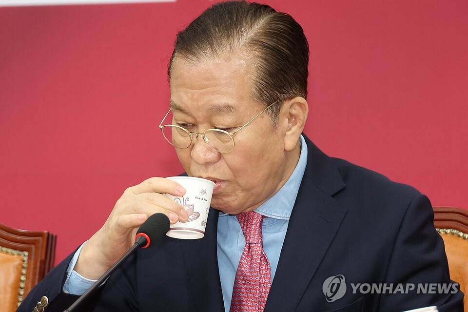  국민의힘 권영세 비상대책위원장이 10일 서울 여의도 국회에서 사상 초유의 대선 후보 교체에 대한 입장을 밝힌 뒤 물을 마시고 있다.(사진=연합뉴스)