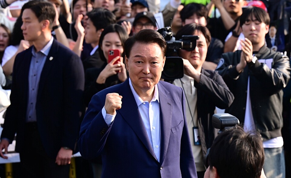 윤석열 전 대통령이 지난달 11일 서울 용산구 한남동 관저에서 나와 서초동 사저로 향하기 전 지지자들과 인사하고 있다 (공동취재=연합뉴스)