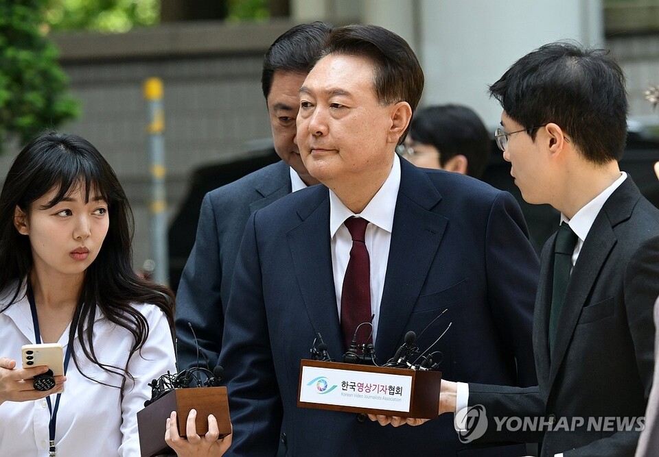 윤석열 전 대통령이 12일 서울 서초구 중앙지방법원에서 열린 내란 우두머리 혐의, 직권남용 권리행사방해 혐의 사건 3차 공판에 출석하고 있다.(사진=연합뉴스)