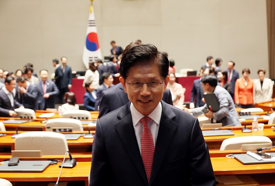 국민의힘 김문수 대선 후보가 지난 11일 서울 여의도 국회에서 열린 의원총회에서 의원들과 기념 촬영을 한 후 밖으로 나서고 있다 (사진=연합뉴스)