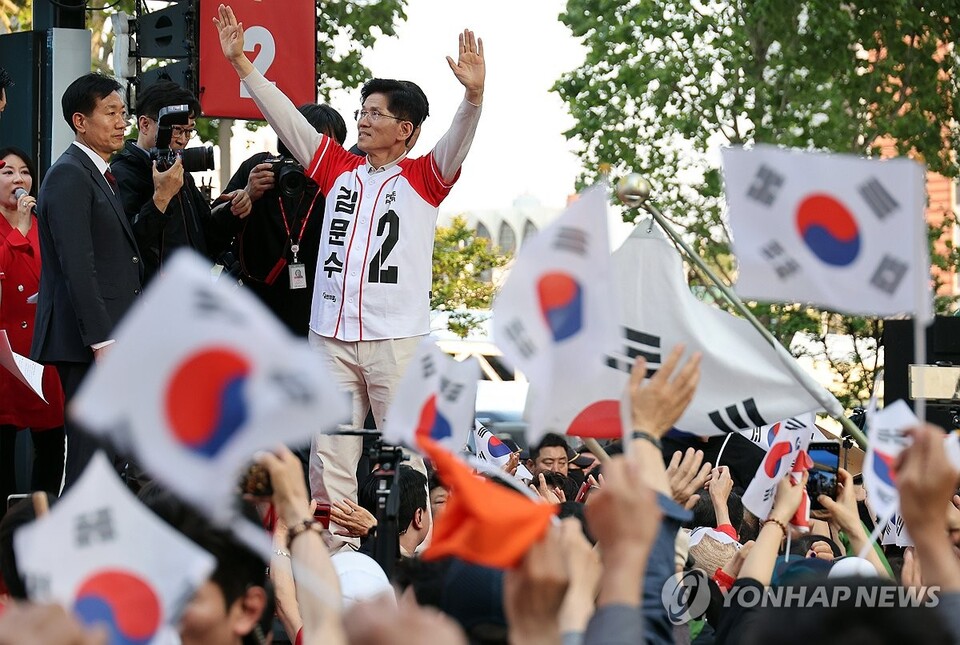 국민의힘 김문수 대선 후보가 12일 대구 서문시장을 방문해 지지를 호소하고 있다.(연합뉴스)