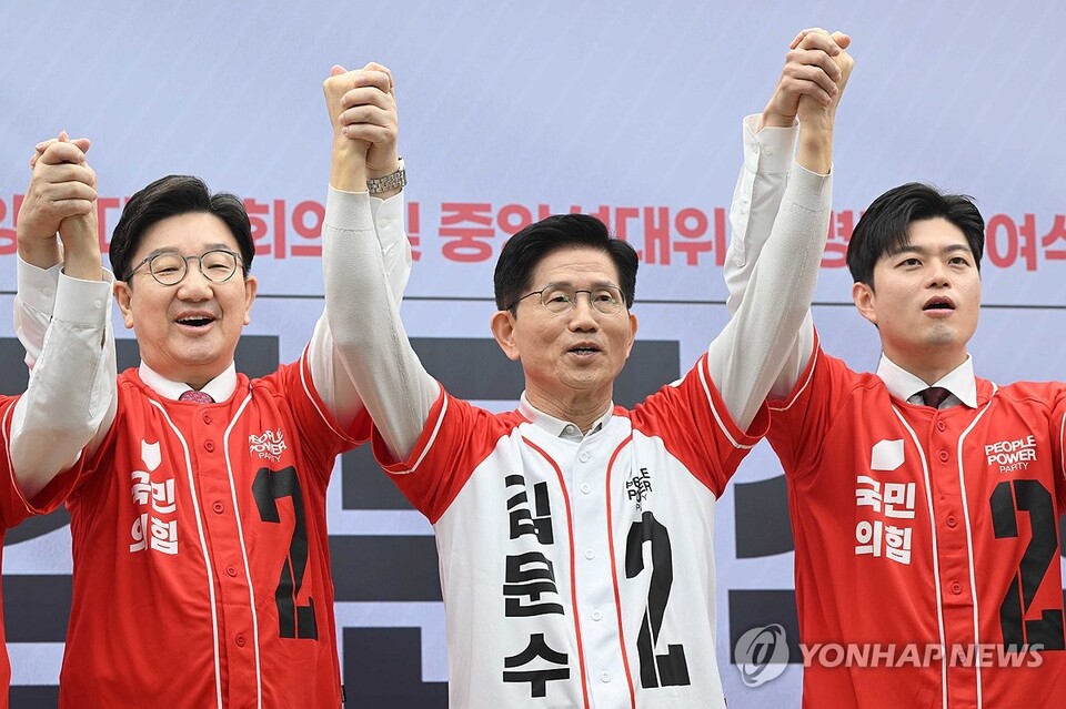 국민의힘 김문수 대선 후보가 12일 서울 영등포구 여의도 국민의힘 중앙당사에서 열린 중앙선대위 임명장 수여식에서 권영세, 김용태 공동선거대책위원장 등과 기념촬영을 하고 있다. (서울=연합뉴스)