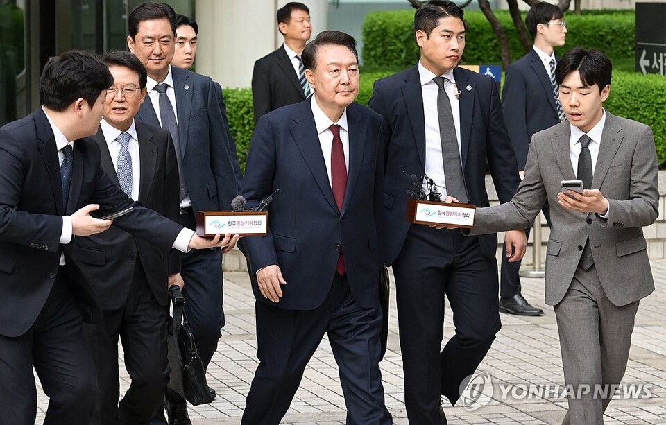 윤석열 전 대통령이 12일 서울 서초구 중앙지방법원에서 열린 내란 우두머리 혐의, 직권남용 권리행사방해 혐의 사건 3차 공판을 마친 뒤 법정을 나서고 있다.(사진=연합뉴스)