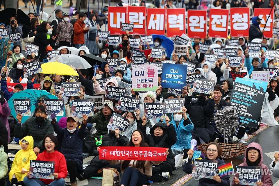 헌법재판소가 윤석열 전 대통령의 파면을 선고한 다음날인 5일 서울 종로구 광화문 앞에서 윤석열 즉각퇴진·사회대개혁 비상행동 주최로 열린 '승리의날 범시민대행진' 집회에서 참가자들이 구호를 외치고 있다. (서울=연합뉴스)