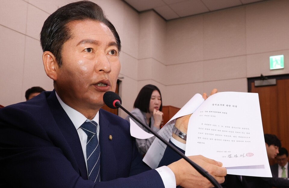 14일 국회 법제사법위원회 전체회의에서 더불어민주당 소속 정청래 위원장이 대법관들의 불출석 사유서를 보여주고 있다 (사진=연합뉴스)