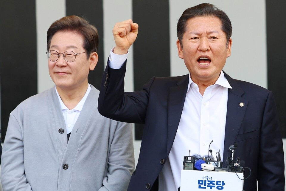 더불어민주당 정청래 의원이 지난 11일 전남 해남군 해남읍 군민광장에서 열린 더불어민주당 이재명 대선 후보 골목골목 경청투어에서 이 후보 지지발언을 하고 있다 (사진=연합뉴스)