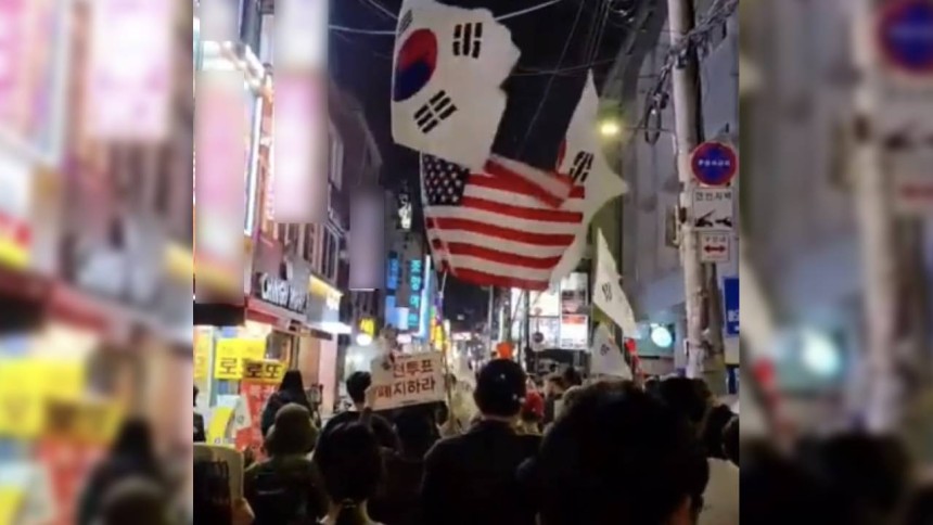 건대입구 인근 양꼬치거리를 행진하는 윤석열 전 대통령 지지단체 '자유대학' (사진=연합뉴스)