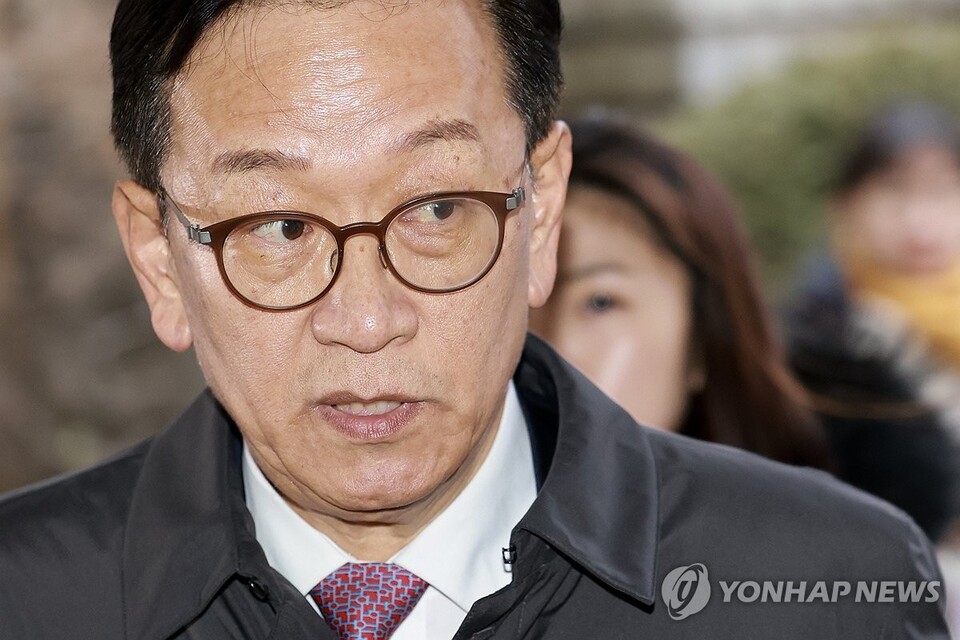 윤석열 대통령이 체포적부심사에 불출석한 16일 오후 서울 서초구 중앙지방법원에서 윤석열 대통령 측 석동현 변호사가 출석하고 있다. (서울=연합뉴스)