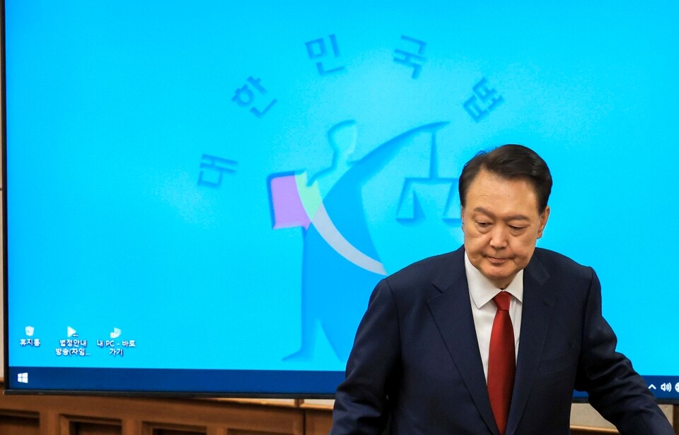 윤석열 전 대통령이 지닌달 21일 서울 서초구 서울중앙지법에서 열린 내란 우두머리 혐의 형사재판 2차 공판에 출석하고 있다 (사진=연합뉴스)