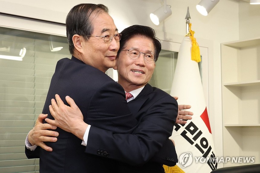 국민의힘 김문수 대선 후보와 한덕수 전 국무총리가 11일 국민의힘 당사에서 만나 포옹하고 있다. (사진=연합뉴스)