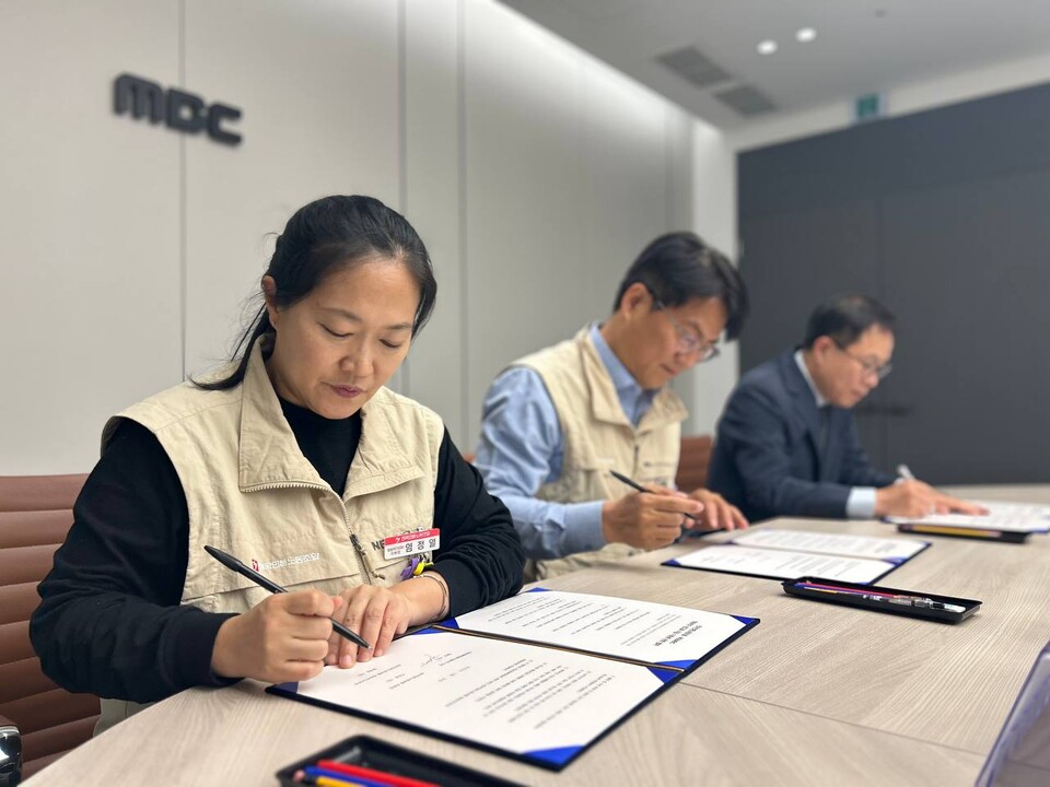 16일 언론노조 방송작가지부와 목포 MBC가 단체협약서에 서명하고 있다. (사진=언론노조)