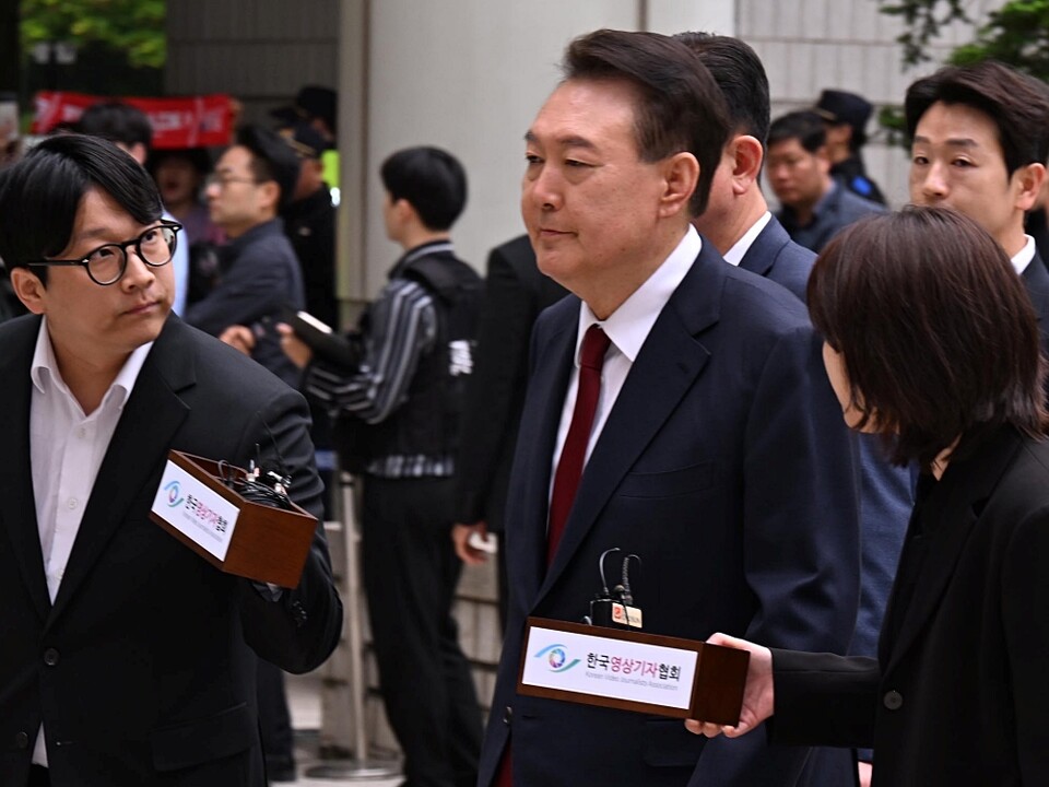 윤석열 전 대통령이 19일 서울 서초구 중앙지방법원에서 열린 내란 우두머리 혐의, 직권남용 권리행사방해 혐의 사건 4차 공판에 출석, 취재진의 질문을 받으며 이동하고 있다 (공동취재단=연합뉴스)