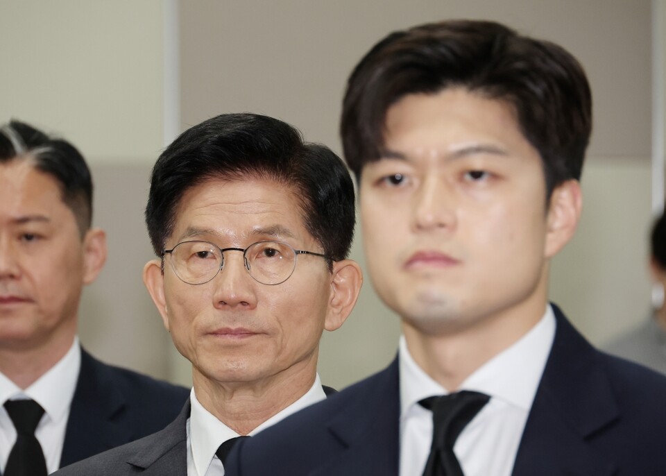 국민의힘 김문수 대선 후보와 김용태 비상대책위원장이 지난 17일 광주 서구 김대중컨벤션센터에서 열린 현장 선거대책위원회 회의에서 국기에 대한 경례를 하고 있다 (사진=연한뷰스)