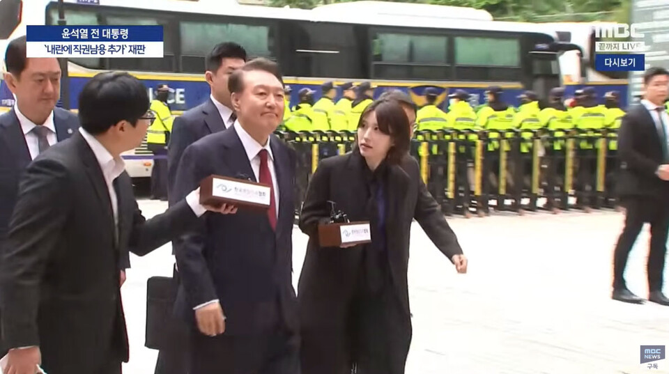 윤석열 전 대통령이 19일 서울 서초구 중앙지방법원에서 열린 내란 우두머리 혐의, 직권남용 권리행사방해 혐의 사건 4차 공판에 출석, 취재진의 질문을 받으며 이동하고 있다.(사진=MBC 유튜브 채널 영상 갈무리)