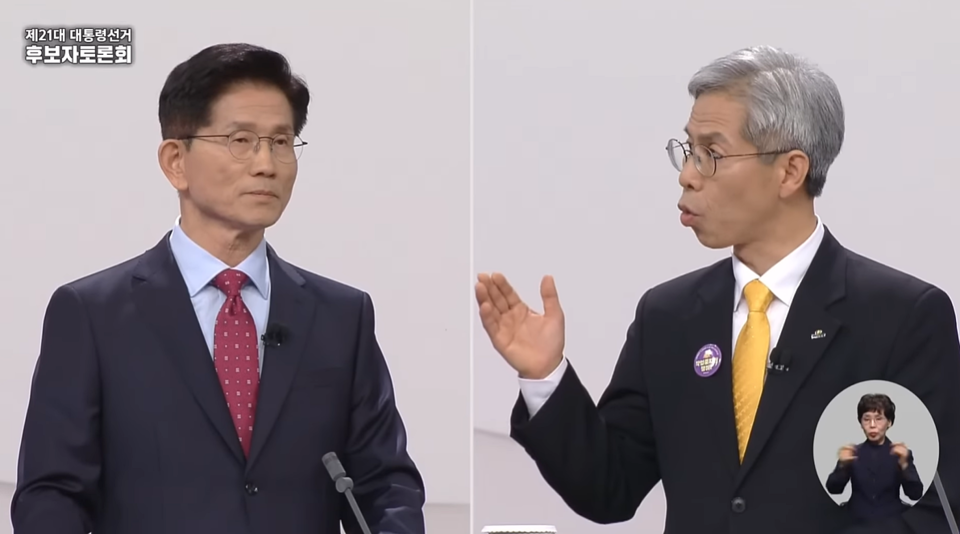 18일 서울 마포구 상암동 SBS 프리즘센터 스튜디오에서 열린 제21대 대통령선거 후보자 토론회에서 권영국 민주노동당 후보(오른쪽)가 김문수 국민의힘 후보에게 질의하고 있다 (중앙선거관리위원회 유튜브 중계 화면)