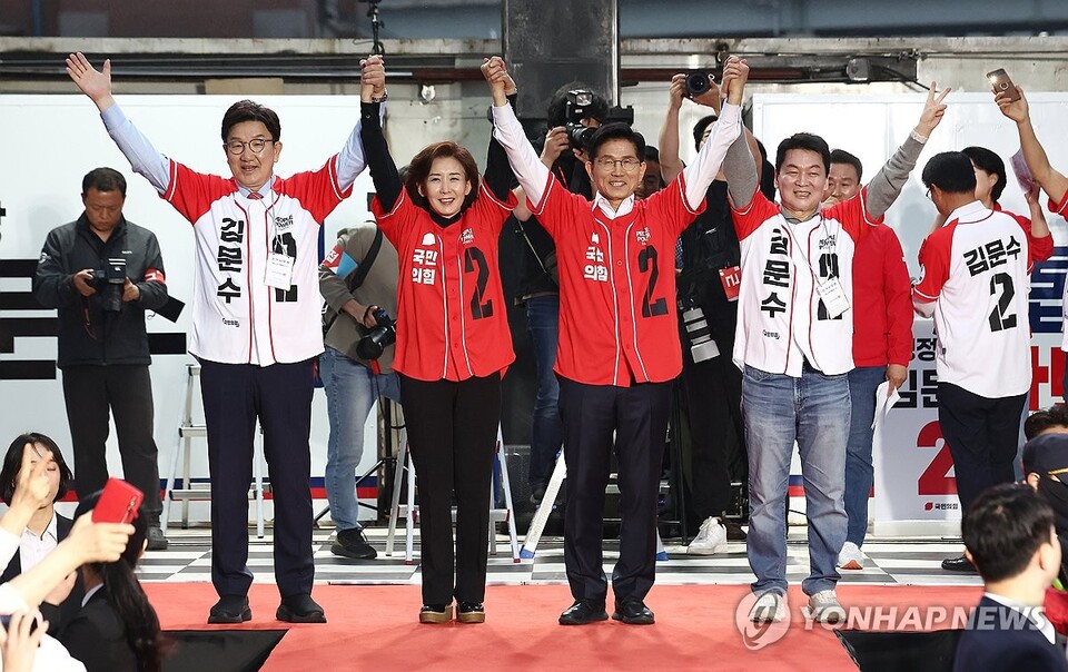 국민의힘 김문수 대선 후보와 권성동 원내대표, 나경원 의원, 안철수 의원이 19일 서울역 광장 유세에서 시민들에게 지지를 호소하고 있다. (서울=연합뉴스)