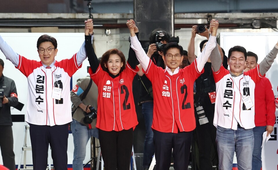 국민의힘 김문수 대선 후보와 권성동 원내대표, 나경원 의원, 안철수 의원이 19일 서울역 광장 유세에서 시민들에게 지지를 호소하고 있다 (사진=연합뉴스)