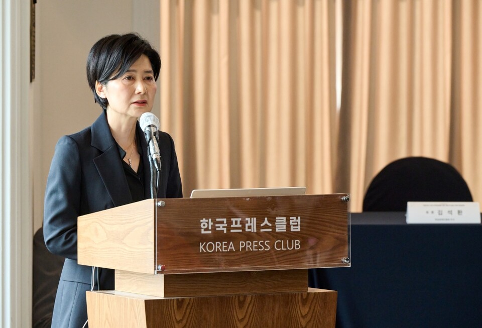 19일 서울 중구 프레스센터에서 열린 '지방자치 시대 지역방송을 위한 제도적 실천과제 대토론회'에서 발제를 맡은 김희경 공공미디어연구소 수석연구위원이 발언하고 있다 (사진=MBC 공영미디어연구소)