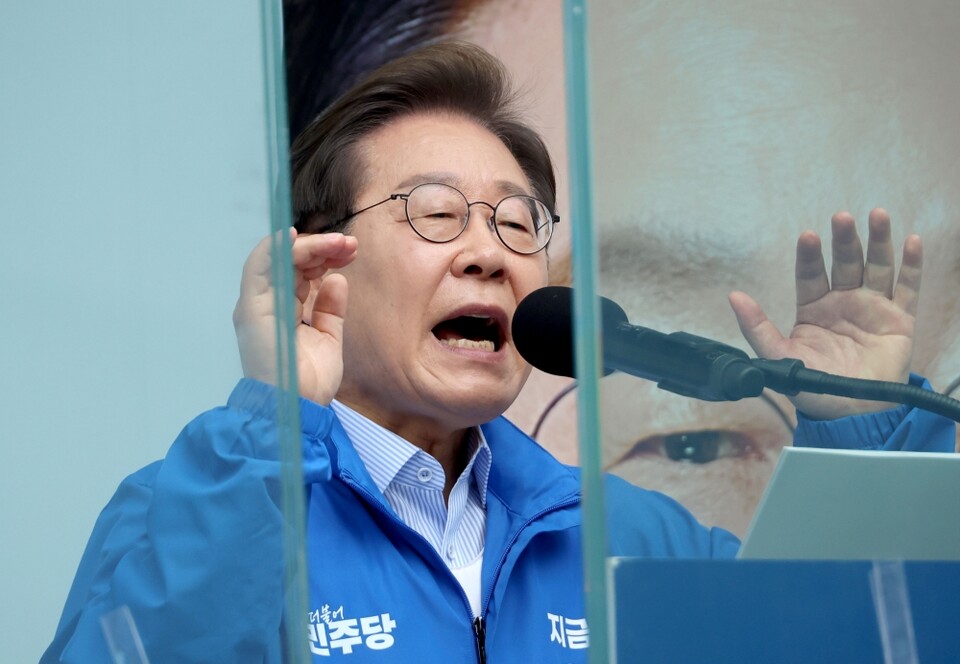 더불어민주당 이재명 대선 후보가 20일 경기 의정부 로데오거리에서 열린 유세에서 시민들에게 지지를 호소하고 있다 (사진=연합뉴스)