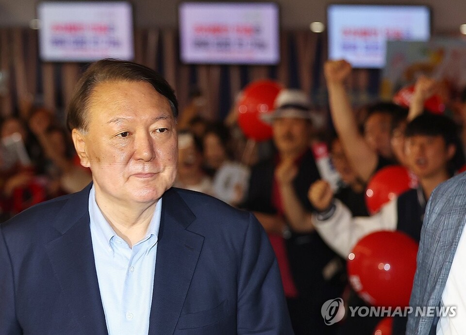 윤석열 전 대통령이 21일 서울 메가박스 동대문에서 이영돈 PD가 제작한 다큐멘터리 영화 '부정선거, 신의 작품인가'를 관람하기 위해 상영관으로 향하고 있다.(사진=연합뉴스)