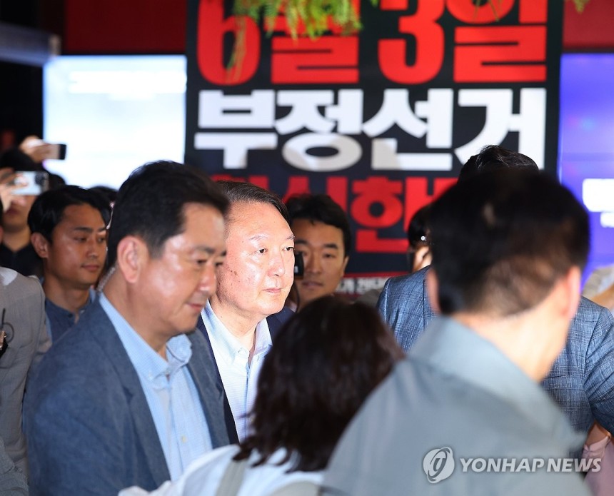 윤석열 전 대통령이 21일 서울 메가박스 동대문에서 다큐멘터리 영화 '부정선거, 신의 작품인가'를 관람하고 영화관을 나서고 있다. (사진=연합뉴스)