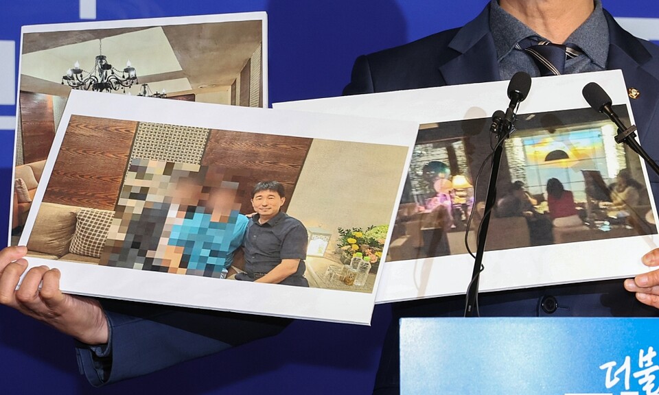 더불어민주당 노종면 선대위 대변인이 19일 서울 여의도 당사에서 "윤석열 전 대통령의 내란 혐의 사건 재판장인 지귀연 서울중앙지법 부장판사가 유흥업소에서 접대받았다"라는 의혹을 제기하며 관련 사진을 공개하고 있다 (사진=연합뉴스)