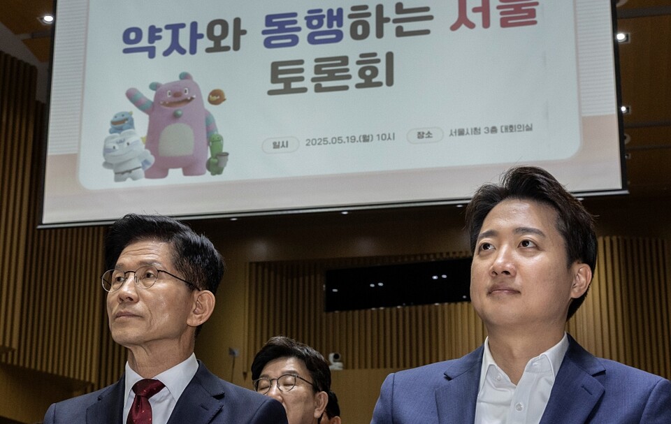 국민의힘 김문수 대선후보(왼쪽)와 개혁신당 이준석 대선후보가 지난 19일 서울 중구 서울시청에서 열린 '약자와 동행하는 서울 토론회'에 참석해 나란히 앉아 있다 (사진=연합뉴스)