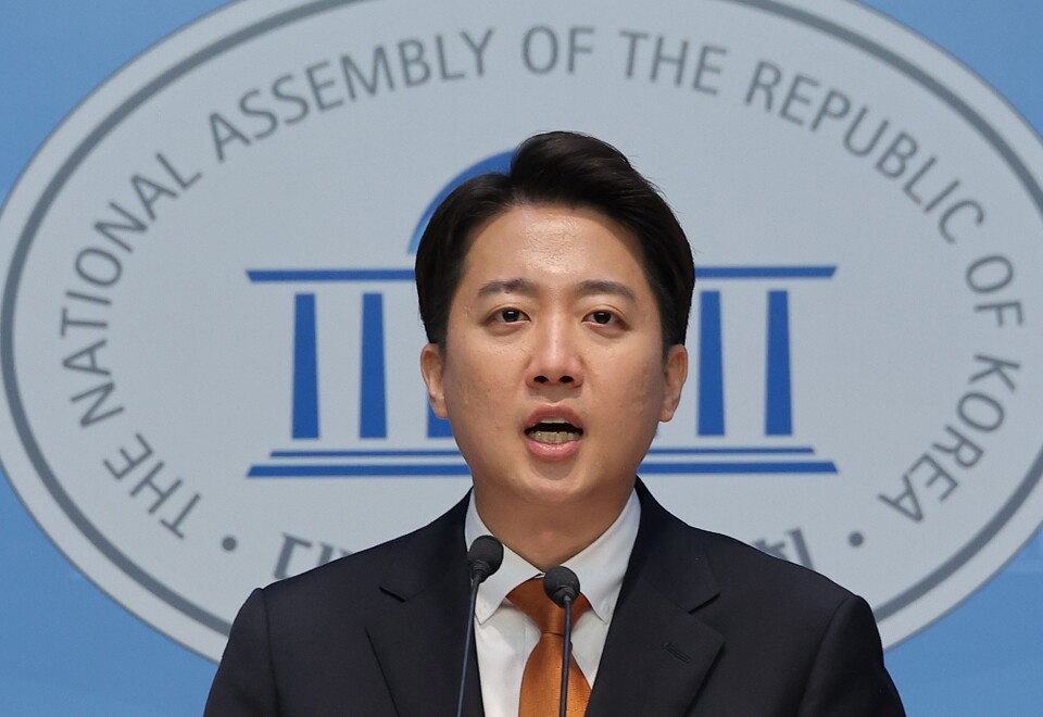 개혁신당 이준석 대선 후보가 22일 서울 여의도 국회 소통관에서 국민의힘 김문수 대선 후보와의 단일화 요구에 대한 입장 발표 기자회견을 하고 있다 (사진=연합뉴스)