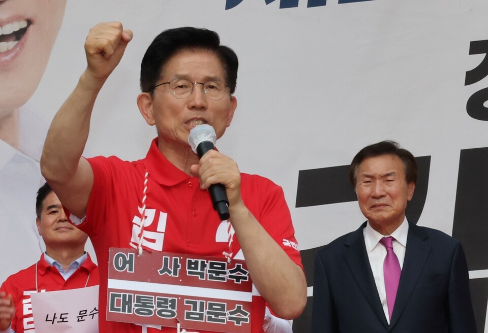 국민의힘 김문수 대선후보가 22일 경기 광명시 철산로데오거리에서 열린 유세에서 지지를 호소하고 있다 (사진=연합뉴스)