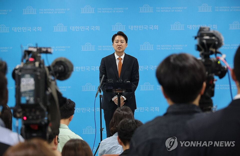 개혁신당 이준석 대선 후보가 22일 서울 여의도 국회 소통관에서 국민의힘 김문수 대선 후보와의 단일화 요구에 대한 입장 발표 기자회견을 마친 뒤 취재진 질문에 답하고 있다. (서울=연합뉴스)