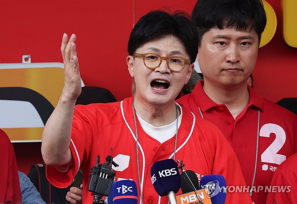 한동훈 전 국민의힘 대표가 21일 대구 중구 서문시장을 찾아 김문수 대선 후보 지원 유세를 하고 있다.(사진=연합뉴스)