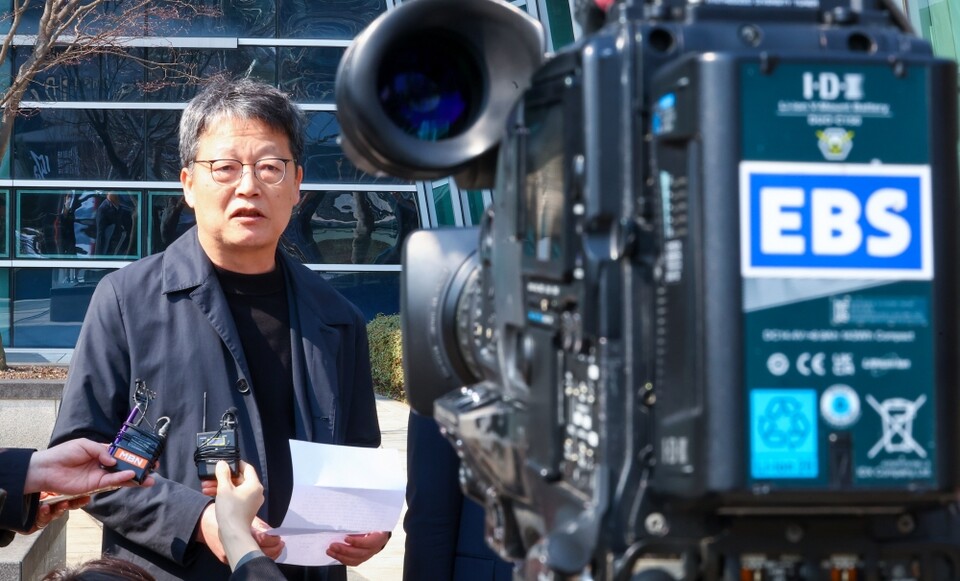 김유열 EBS 사장이 지난 4월 3일 서울 서초구 서울행정법원에서 열리는 신동호 사장 임명 집행정지 신청 심문기일에 출석하기 전 입장을 밝히는 모습 (사진=연합뉴스)