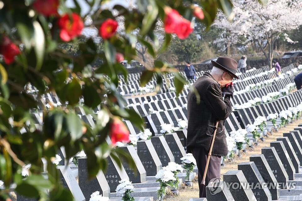 제77주년 제주4·3 희생자 추념일인 3일 오전 제주시 봉개동 제주4·3평화공원 내 행방불명인 표석을 찾은 유족이 희생자의 넋을 기리고 있다. (제주=연합뉴스)