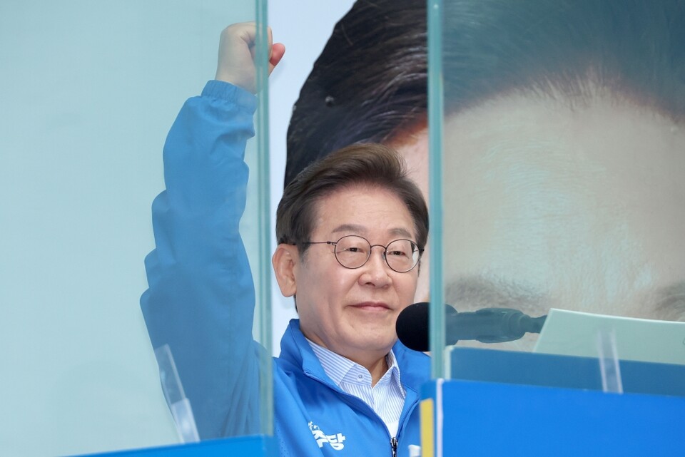 더불어민주당 이재명 대선 후보가 20일 경기 의정부 로데오거리에서 열린 유세에서 시민들에게 지지를 호소하고 있다 (사진=연합뉴스)