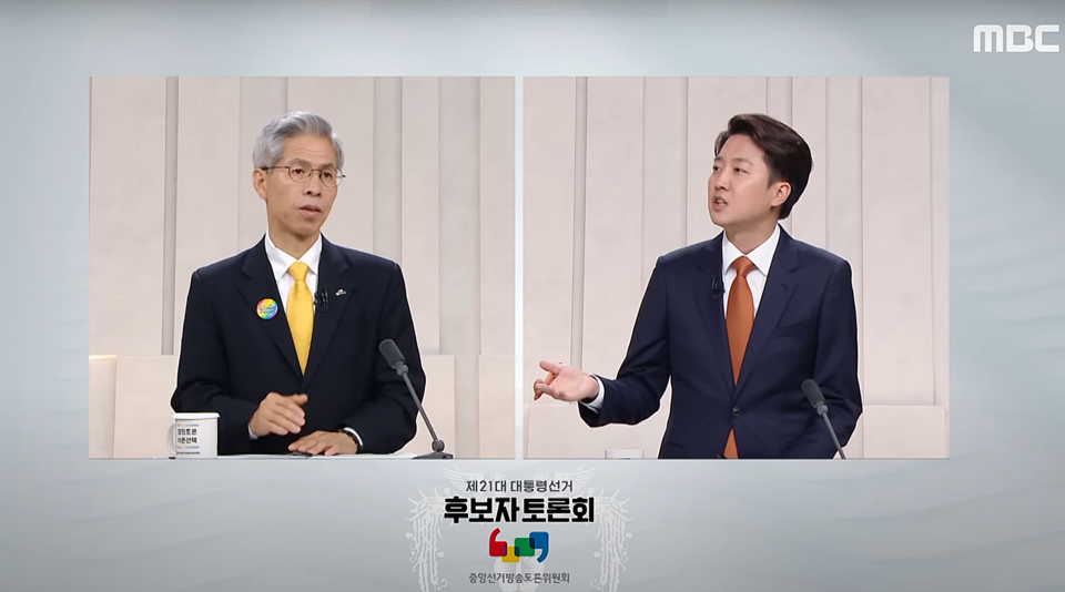 5월 27일 중앙선거방송토론위원회가 서울 상암동 MBC 스튜디오에서 개최한 대선 후보 3차 TV토론에서 이준석 개혁신당 후보(오른쪽)가 권영국 민주노동당 후보에게 질문하는 모습 (MBC 중계화면 갈무리)