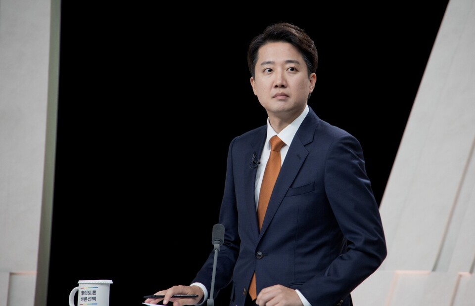 이준석 개혁신당 대선 후보가 27일 서울 마포구 상암동 MBC 스튜디오에서 열린 정치 분야 TV토론회를 준비하고 있다 (사진=연합뉴스)