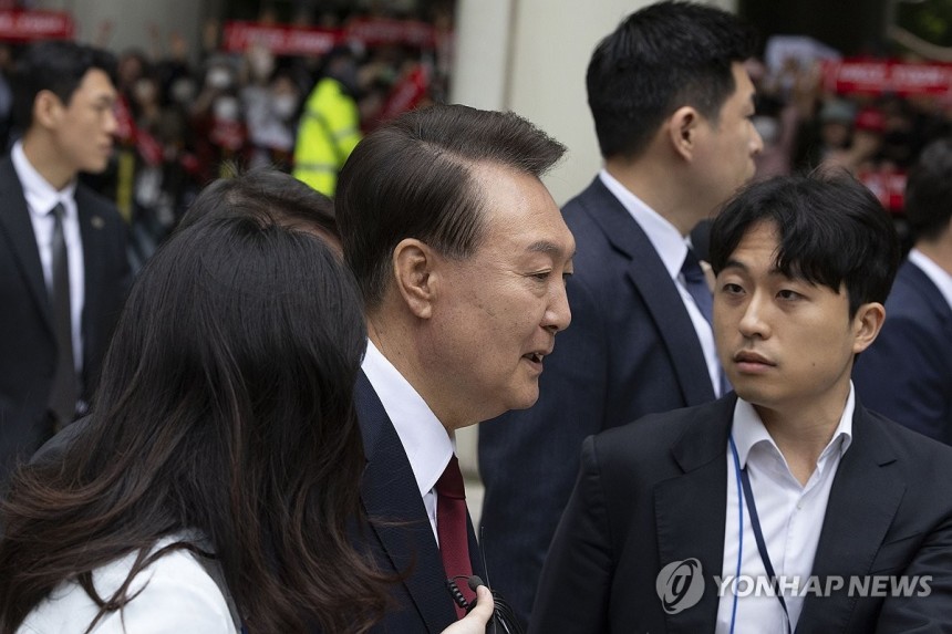 윤석열 전 대통령이 19일 서울 서초구 서울중앙지방법원에서 열린 내란 우두머리 혐의, 직권남용 권리행사방해 혐의 사건 4차 오전 공판을 마친 후 취재진의 질문을 받으며 이동하고 있다. (사진=연합뉴스)
