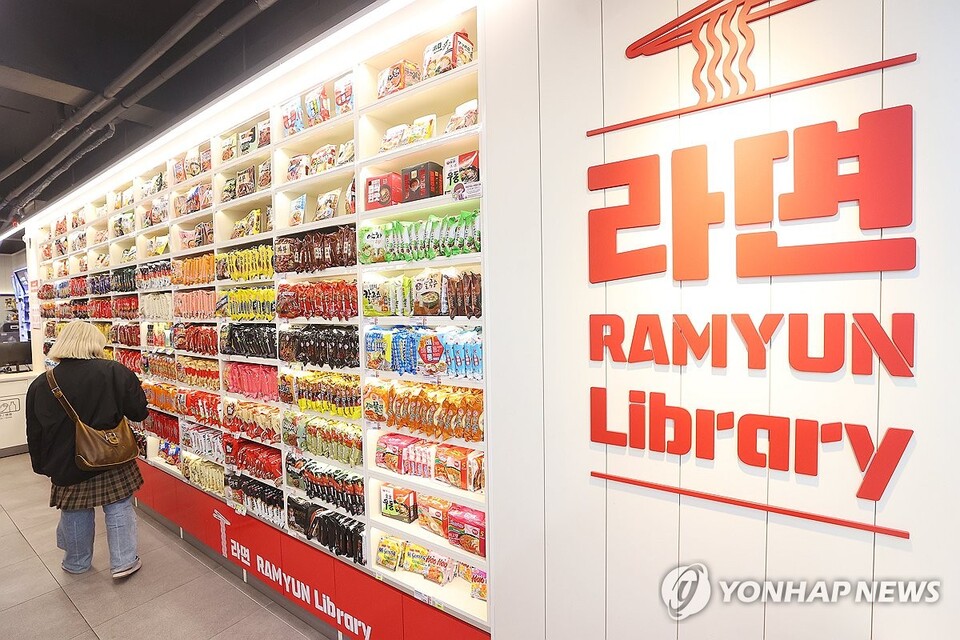 서울 마포구 CU 홍대상상점에서 라면을 고르는 관광객들. (서울=연합뉴스)