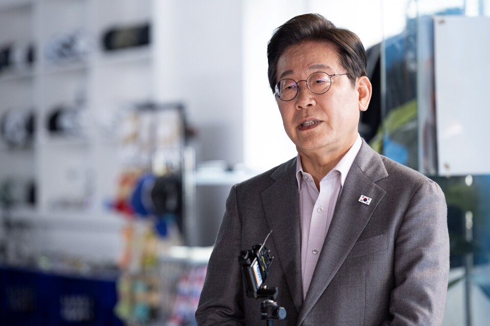 더불어민주당 이재명 대선 후보가 28일 서울 강남구의 한 스튜디오에서 유튜브 라이브 방송을 마친 후 백브리핑하고 있다 (사진=연합뉴스)