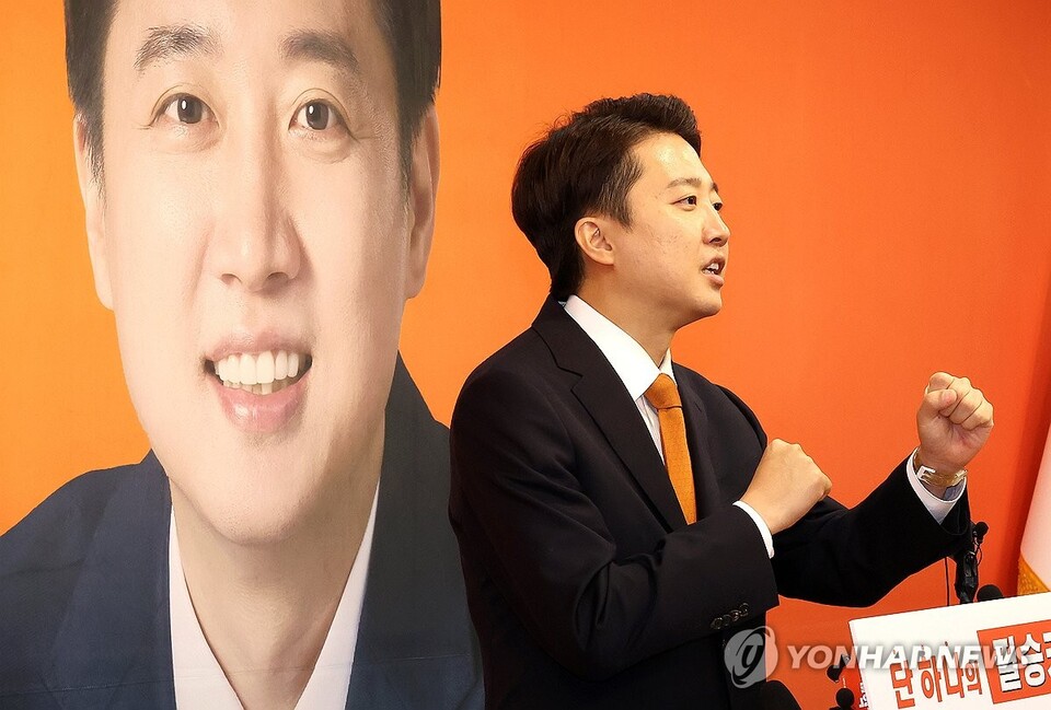 개혁신당 이준석 대통령선거 후보가 29일 국회에서 긴급기자회견을 열고 TV 토론회에서 여성 신체에 대한 표현으로 논란이 되고 있는 것과 관련해 입장을 밝힌 뒤 취재진의 질문에 답변하고 있다.(사진=연합뉴스)