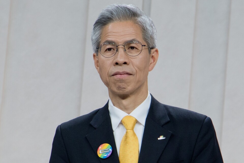 권영국 민주노동당 후보가 지난 27일 서울 마포구 상암동 MBC 스튜디오에서 열린 정치 분야 TV토론회를 준비하는 모습 (사진=연합뉴스)