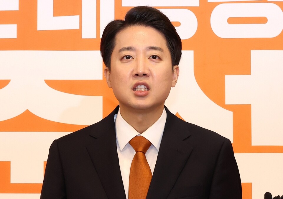 개혁신당 이준석 대통령선거 후보가 29일 국회에서 긴급기자회견을 열고 TV 토론회에서 여성 신체에 대한 표현으로 논란이 되고 있는 것과 관련해 입장을 밝히고 있다 (사진=연합뉴스)