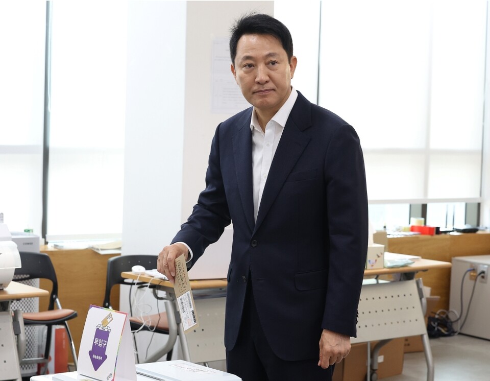 오세훈 서울시장이 제21대 대통령선거 사전투표 첫날인 29일 서울 중구 중림동주민센터에 마련된 사전투표소에서 투표용지를 투표함에 넣고 있다 (사진=연합뉴스)