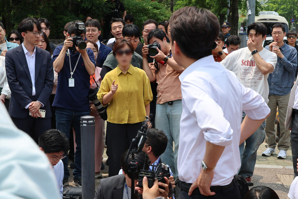 이준석 개혁신당 대선 후보가 28일 서울 여의도공원에서 유세를 마치고 백브리핑을 하던 중 한 시민으로부터 전날 TV토론회에서 여성 신체에 대한 폭력적 표현을 언급한 것과 관련해 항의받고 있다 (사진=연합뉴스)