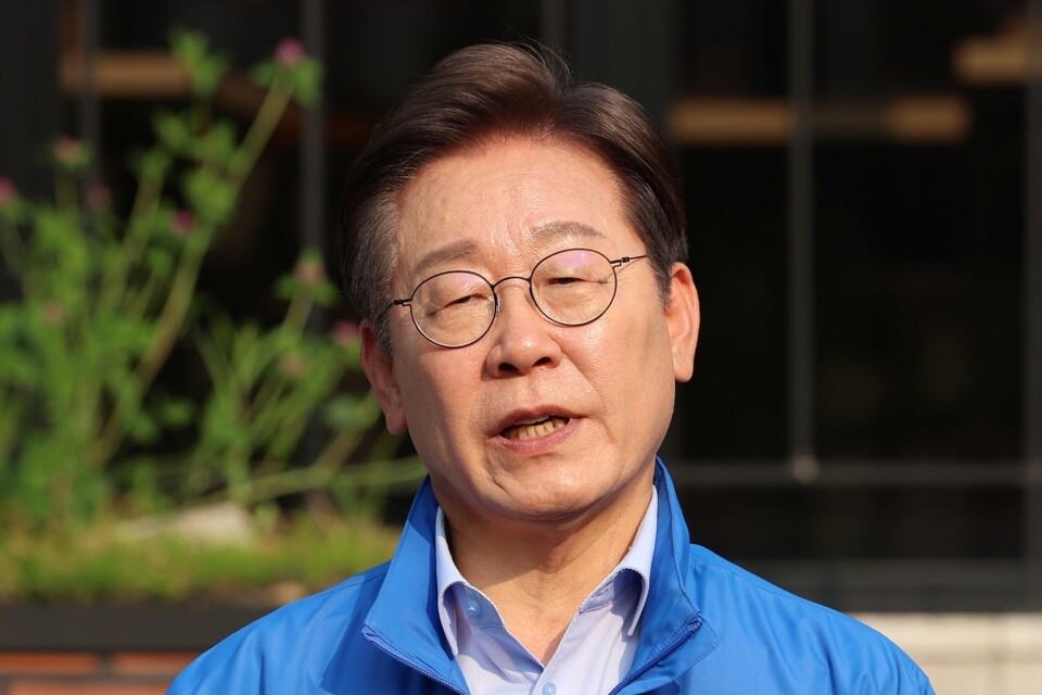 더불어민주당 이재명 대선 후보가 30일 강원도 원주시 반곡동 원주행복마당에에서 유세를 마친 뒤 취재진의 질문에 답하고 있다 (사진=연합뉴스)